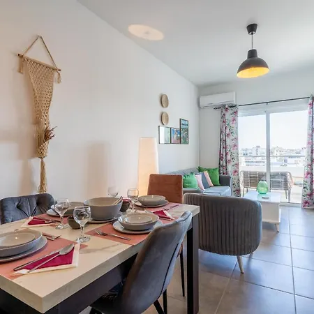 Emerald'S 2-Bedroom Apartment In Larnaca Exterior photo