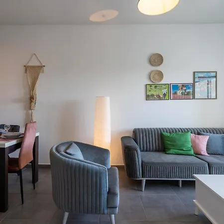 Emerald'S 2-Bedroom Apartment In Larnaca Exterior photo
